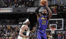 开云官网-湖人险胜国王，詹姆斯压哨绝杀