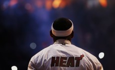 开云体育官方网站-足球双城记，德甲争冠战的硝烟与智利征服阿尔及利亚的狂想