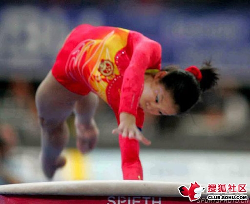 跳马比赛，飞驰冲刺：体操运动员演绎华章