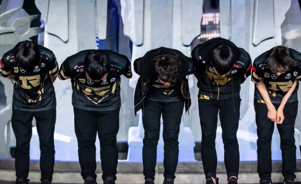 RNG血洗HLE，Hanssama打出惊人五杀峡谷大战四强赛，引爆全场热议