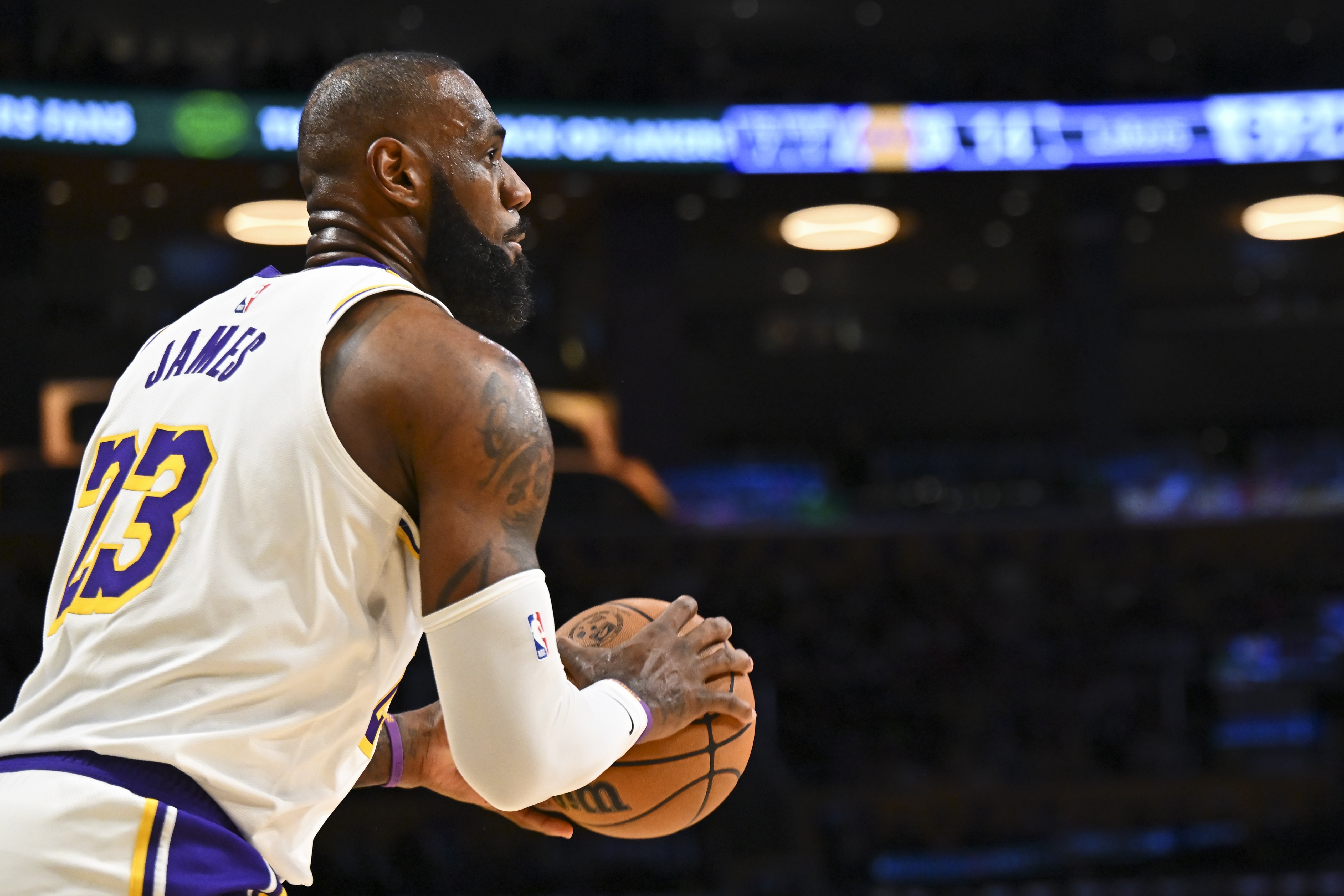 詹姆斯三双，湖人主场击败森林狼