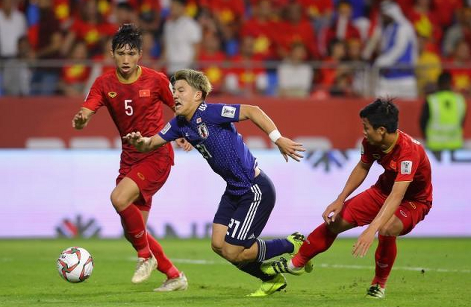 越南队在亚冠比赛中的表现引发球迷热议的简单介绍