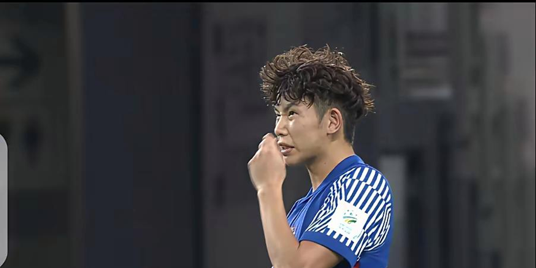 申花队员与裁判发生口角，赛场紧张气氛